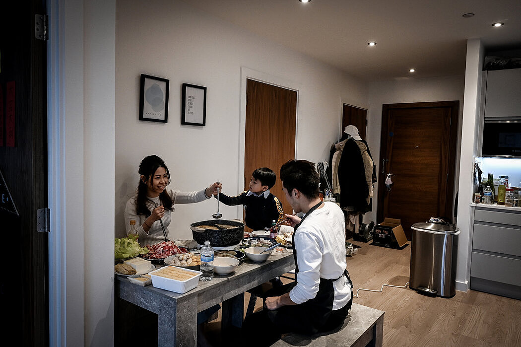 加戈·吴与丈夫瓦伦·刘和儿子卡斯帕去年移民英国，图为一家人在萨顿的家中吃香港的传统火锅。
