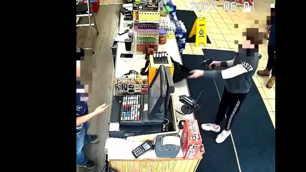 閉路電視直擊12歲男童持槍搶劫油站　向天開槍店員嚇壞乖乖交錢