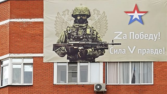 莫斯科建筑物上支持俄军的V和Z标志。