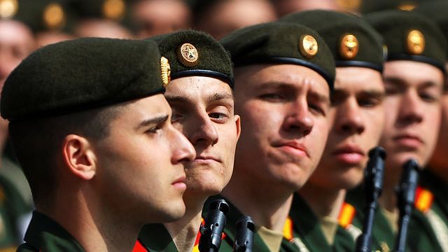 俄国士兵为莫斯科胜利日阅兵进行演习（5月 7 日）