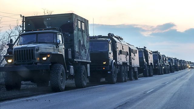 前往顿巴斯地区的俄罗斯军车车队。2月23日
