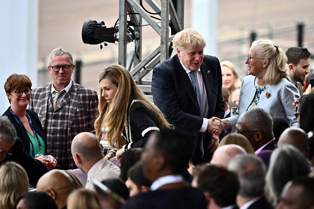 周日，英国首相鲍里斯·约翰逊和妻子卡丽抵达参加标志着庆典结束的盛会。