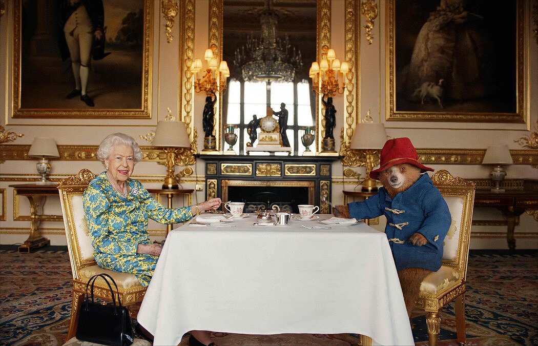 在周六晚上的音乐会上放映的片段中，帕丁顿熊与伊丽莎白女王在白金汉宫喝下午茶。