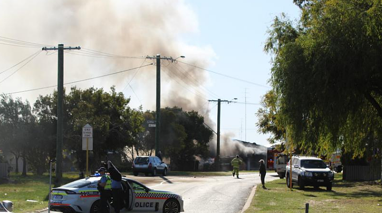 西澳房屋起火，火势持续不断，烟雾满天，居民沿街哭泣（图） - 4