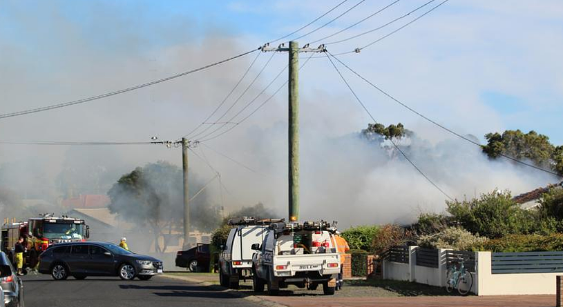 西澳房屋起火，火势持续不断，烟雾满天，居民沿街哭泣（图） - 2