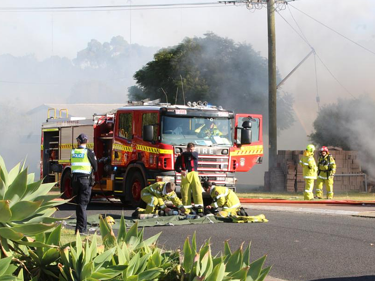 西澳房屋起火，火势持续不断，烟雾满天，居民沿街哭泣（图） - 3