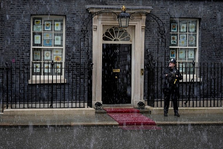 5月24日滂沱大雨之中的英国伦敦首相唐宁街10号。 美联社
