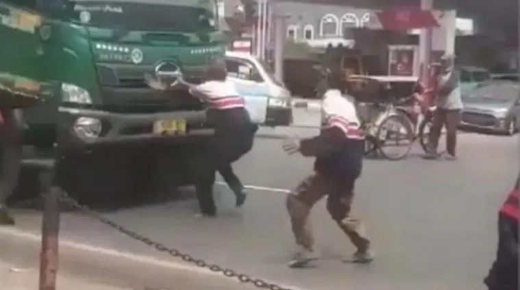 印尼3名少年赌命挑战「死亡天使」，中间的少年（左）直面遭卡车撞上。 翻摄《8视界》新闻网