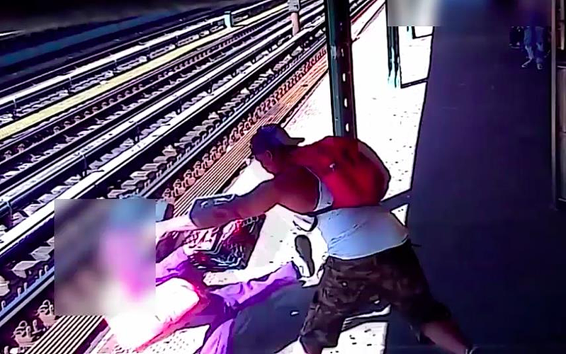 纽约布朗士一名男子在地铁站台暴力推女乘客入轨。 (市警提供)