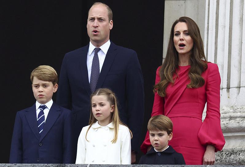 威廉（后排左）、凯特与他们的小孩出席英女王「白金禧」庆祝活动。 （美联社）