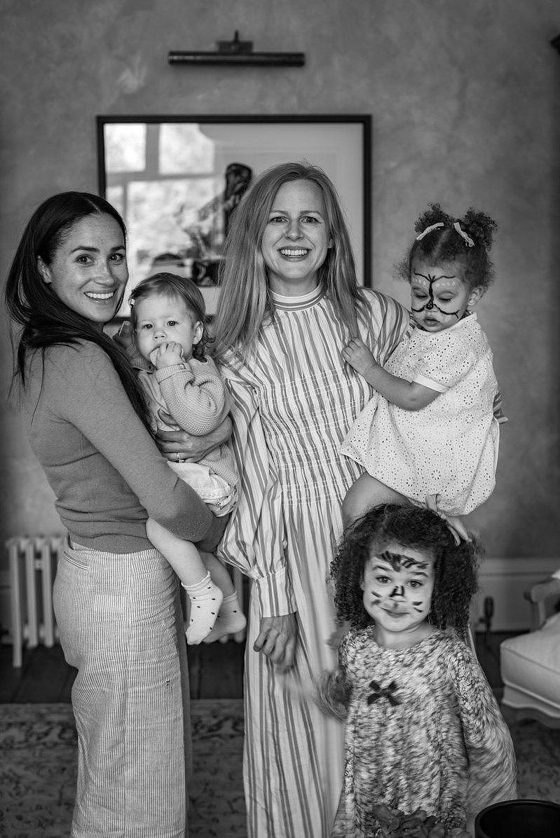 梅根（左一）手上抱着女儿莉莉，和友人及他们的小孩为莉莉过生日。 （取材自twitt...