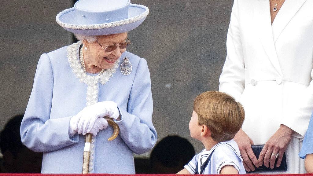英女王登基70年｜路易王子跟太嫲在谈什么？ 唇语专家揭晓窝心答案