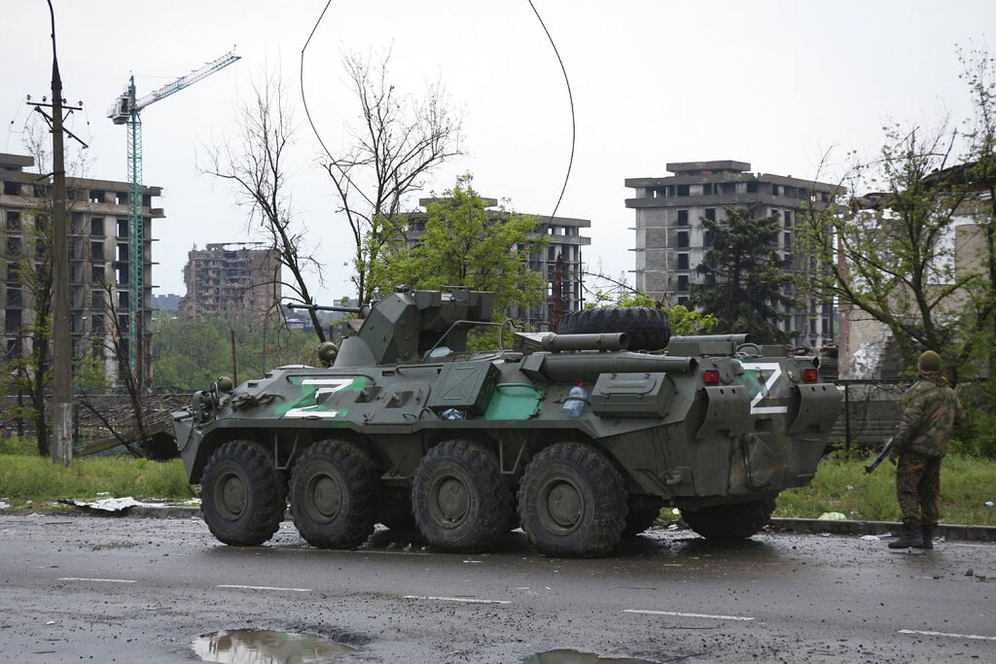 2022年5月19日在乌克兰东部顿涅茨克的马里乌波尔，在被围困的亚速钢铁厂附近有一部装甲运兵车。 （AP）
