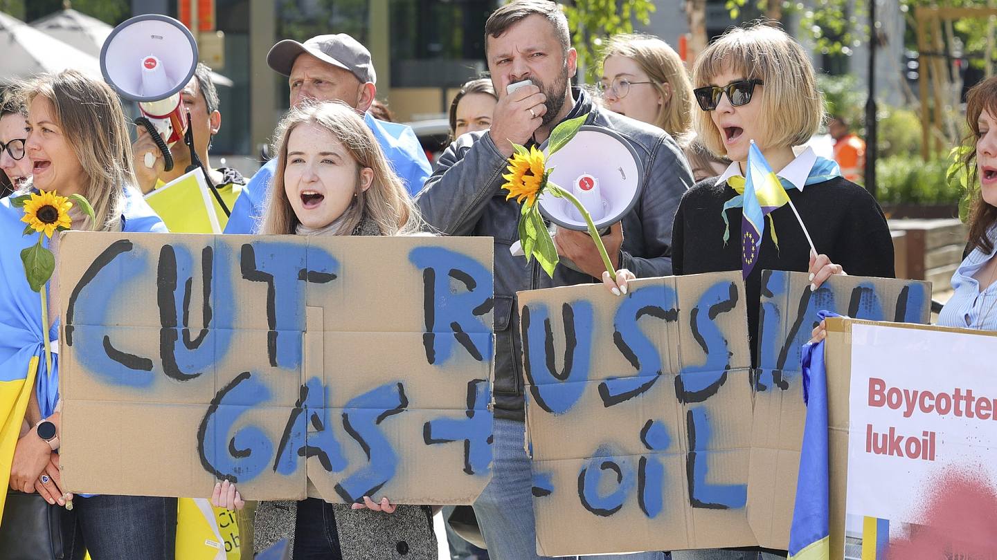 2022年5月30日，来自乌克兰的民众在比利时首都布鲁塞尔示威，他们要求欧盟禁止进口俄罗斯的石油和天然气。 （AP）