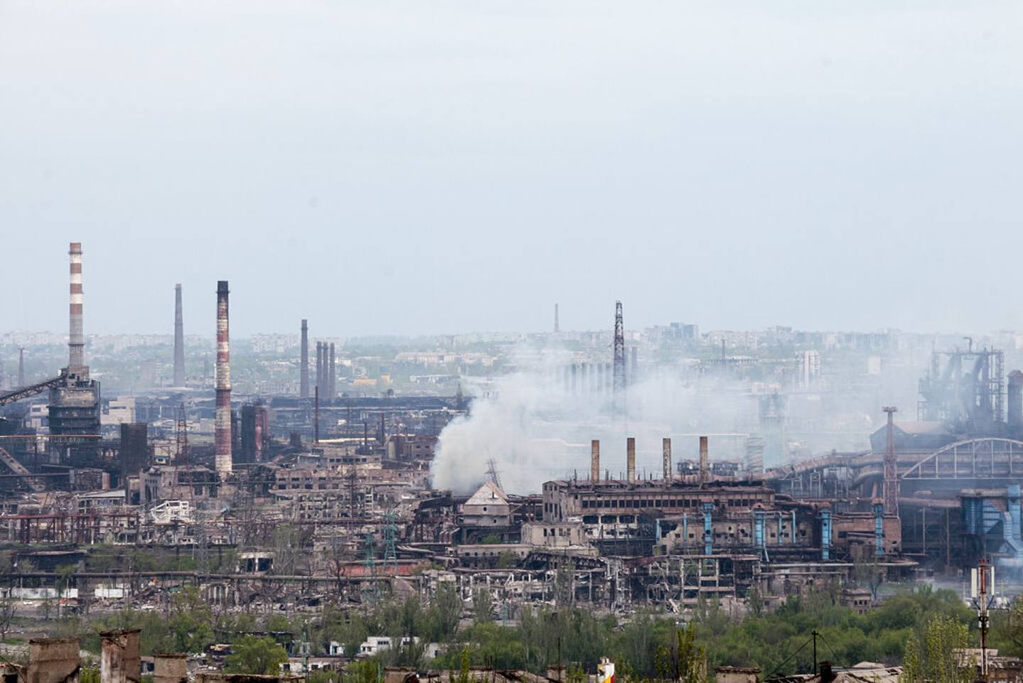2022年5月5日，在烏克蘭南部城市馬里烏波爾的亞速鋼鐵廠，煙從鋼鐵廠內升起。（AP）
