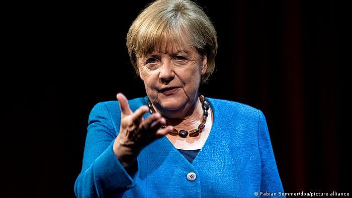 Deutschland Altkanzlerin Merkel zu Gespräch im Berliner Ensemble