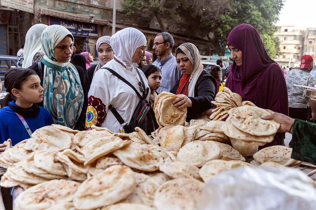 开罗领取馕的队伍。食品补贴成本的上升，将进一步加重埃及政府的支出负担。