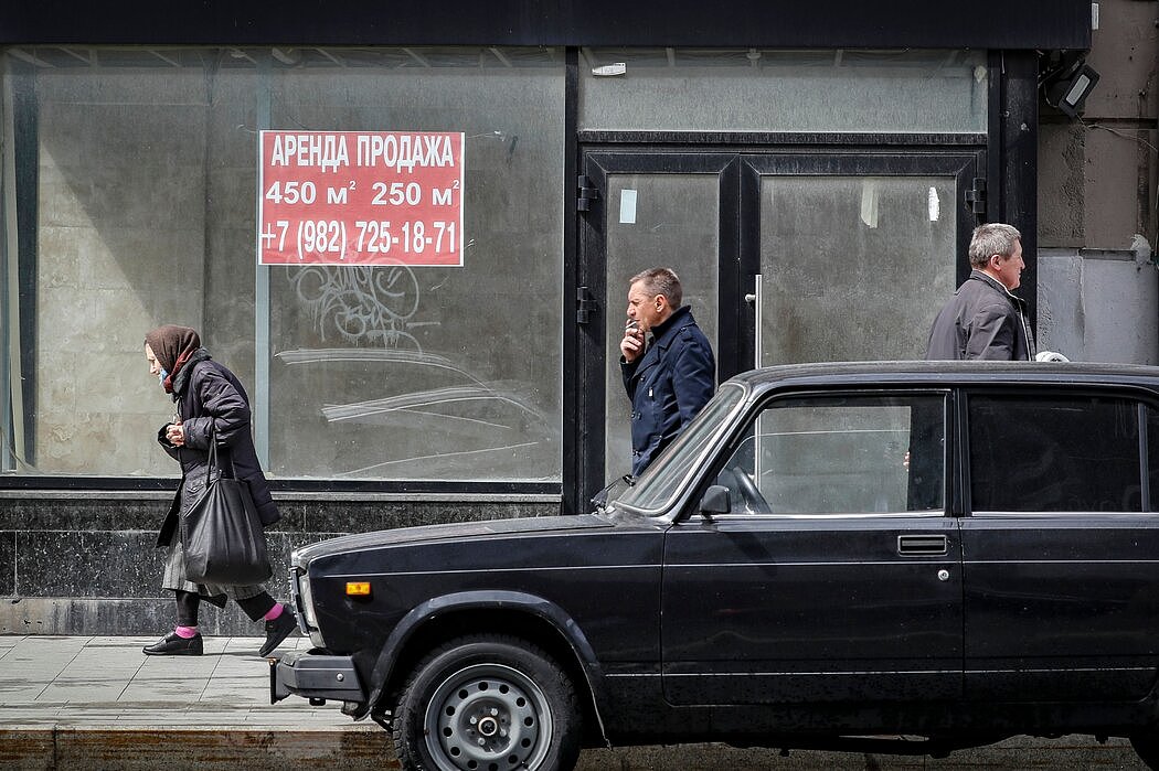 5月，莫斯科街头的民众。俄罗斯经济预计将收缩8.9%。