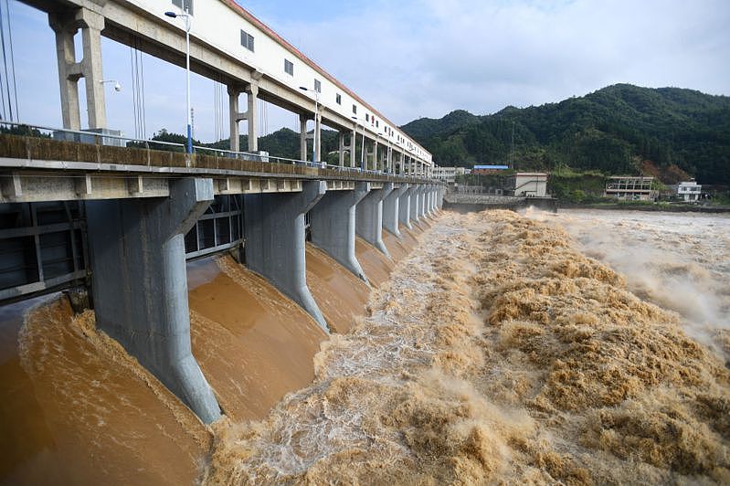 湖南省每年夏季都会到来的汛期，在2022年降雨强度特别严重，图为2020年8月湖南岳阳平江县浯口镇黄棠水闸提闸泄洪。 （新华社）