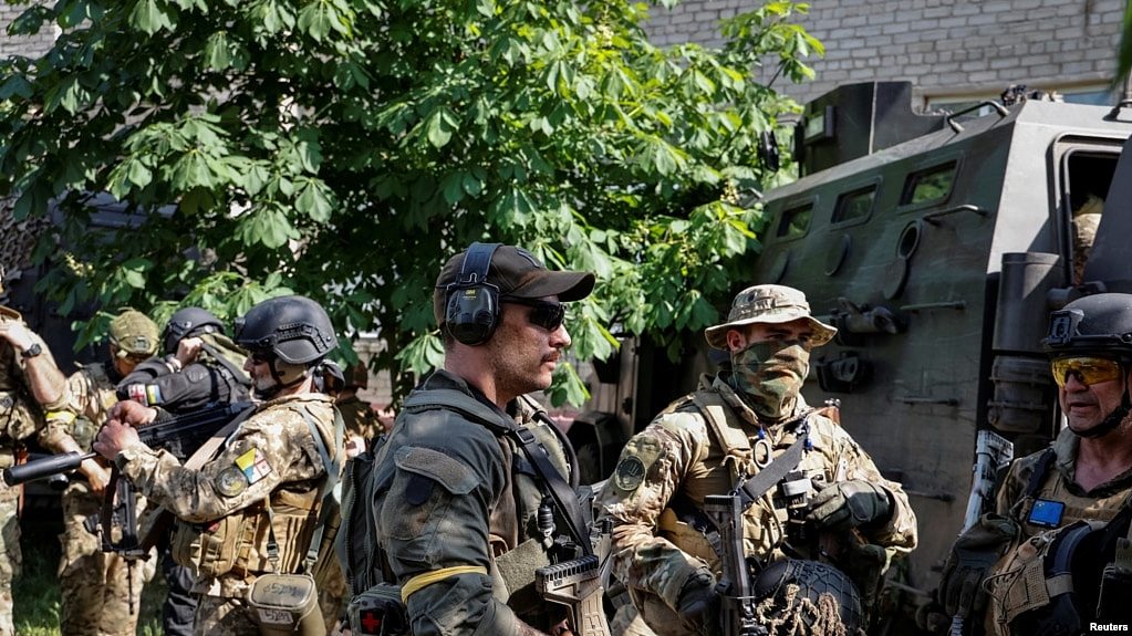 资料照片：在北顿涅茨克与乌军并肩作战的外国志愿兵。(2022年6月2日)