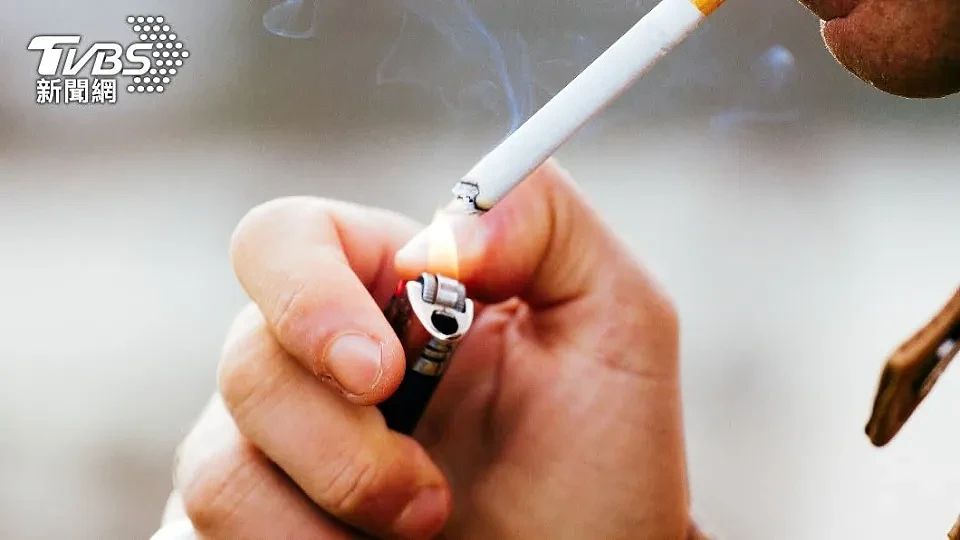 每日抽6根烟以上，染疫死亡风险增10倍。 （示意图／shutterstock达志影像）