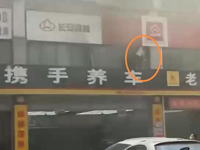 杭州临平火灾现场曝光，有人跳楼自救逃生，有人被烧得衣不蔽体（组图） - 9