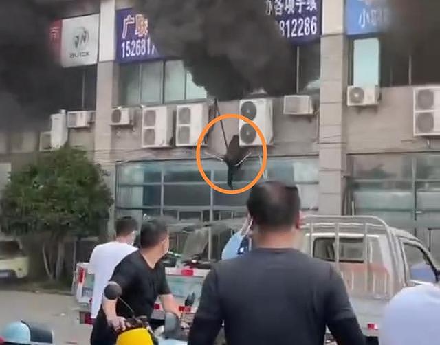 杭州临平火灾现场曝光，有人跳楼自救逃生，有人被烧得衣不蔽体（组图） - 8