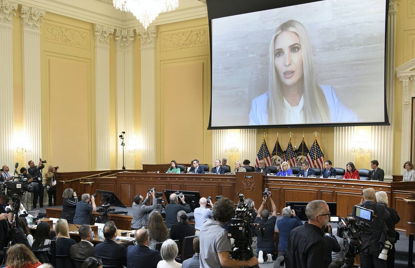 图为6月9日，美国国会冲击事件听证会，委员会正播放特朗普女儿伊万卡的证词。 （AP）
