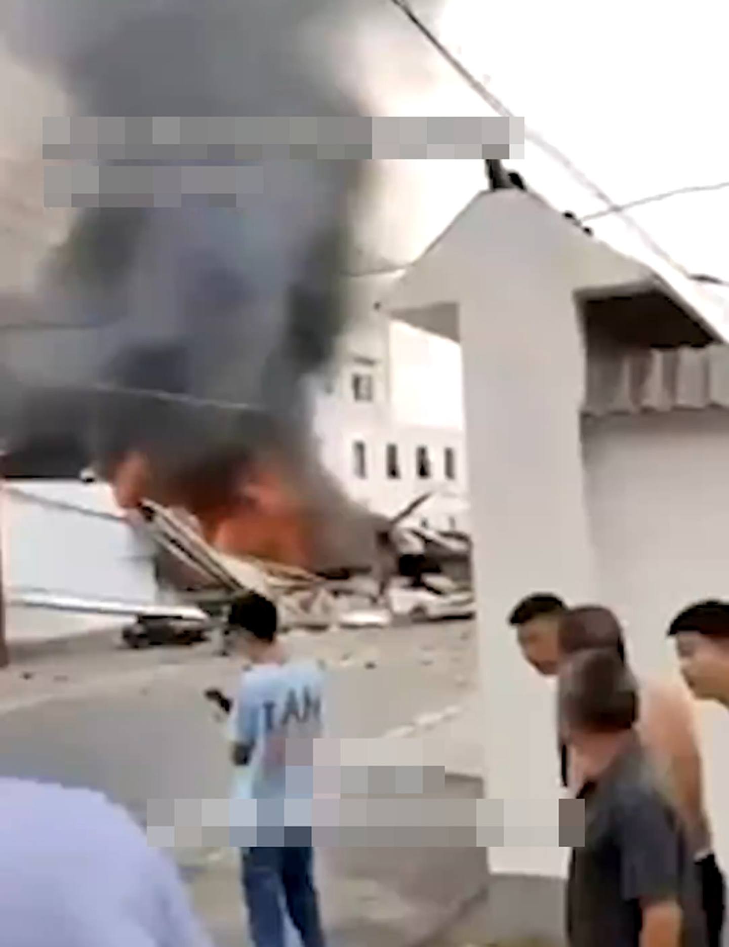 湖北襄阳有飞机坠落民房引发爆炸。 （济南时报）