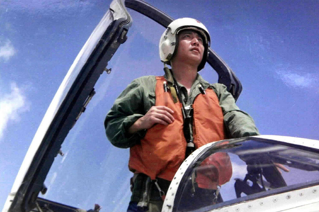 2001年与美国海军飞机发生撞机事故死亡的飞行员王伟，一直被中国的宣传当成英雄对待。