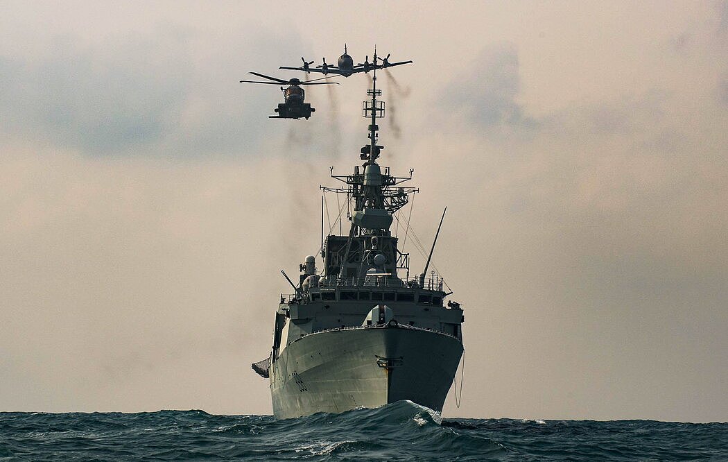 2020年，加拿大海军护卫舰“温尼伯号”在军机伴随下参加亚太地区的军事演习。