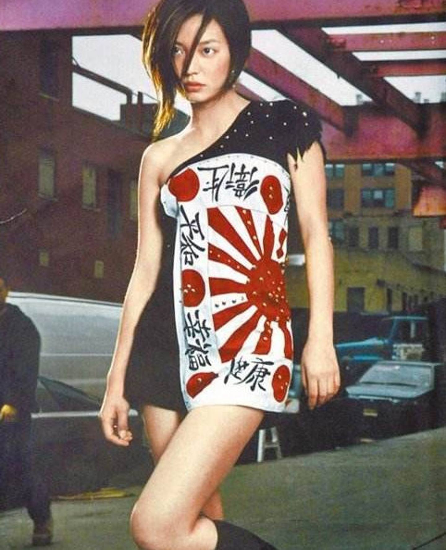 赵薇当年因为穿上日本军旗衫为内地《时装》杂志拍摄硬照而遭到狂徙袭击。 (《时装》图片)
