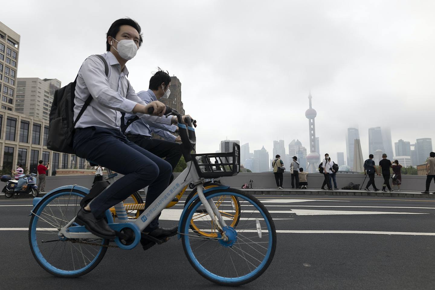 2022年6月1日，上海人在外滩附近的一座桥上骑行。 （Getty Images）