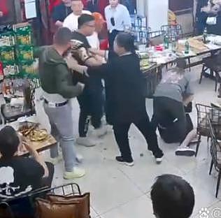 唐山烧烤店打人案视频发布者发声：看到监控后很心痛，想为被打女孩伸张正义（组图） - 2