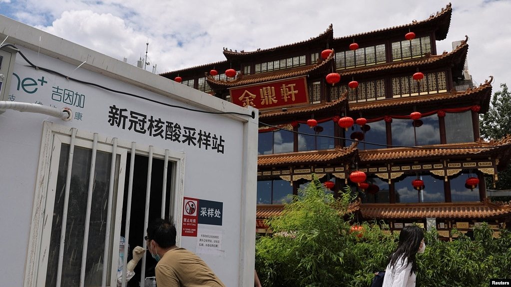 一北京市民在一家餐馆前接受新冠核酸检测。（2022年6月16日）