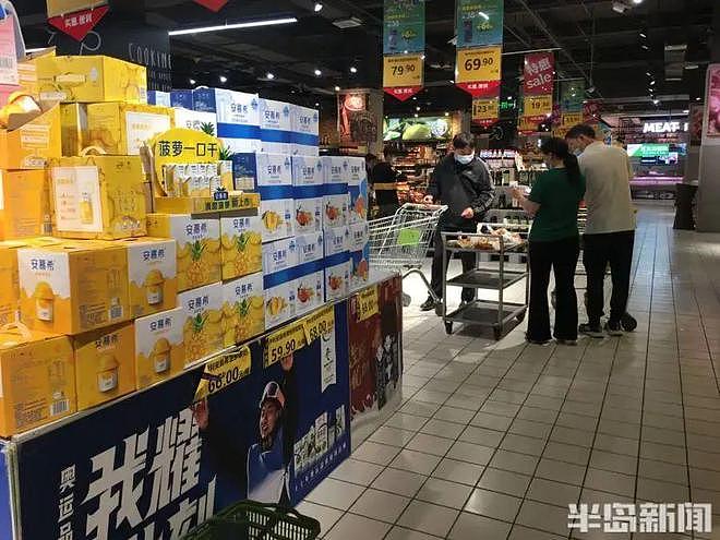 青岛一大型超市突然闭店，上午还有顾客来购物（组图） - 10