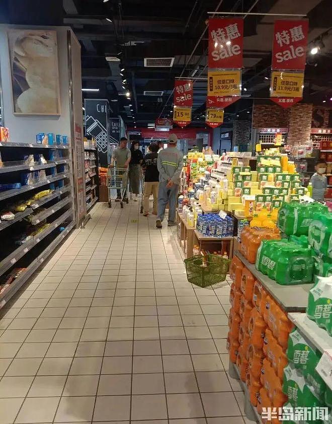 青岛一大型超市突然闭店，上午还有顾客来购物（组图） - 13