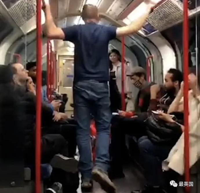 伦敦地铁上一男子欲对女子动粗，几名见义勇为的英国人立即起身将其制服…（图） - 1