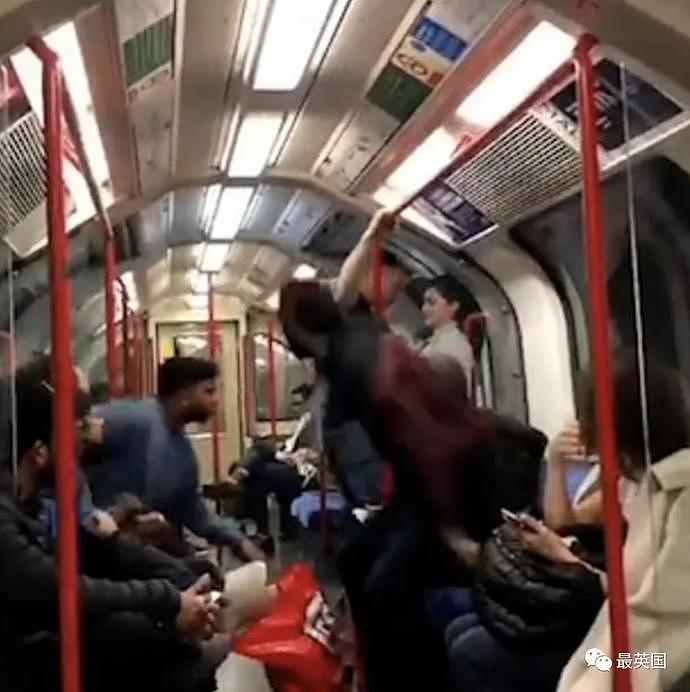 伦敦地铁上一男子欲对女子动粗，几名见义勇为的英国人立即起身将其制服…（图） - 2