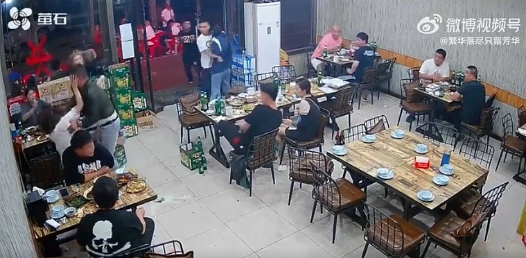 男子在唐山烧烤店试图骚扰他桌女客人，事件余波荡漾。 影片截图