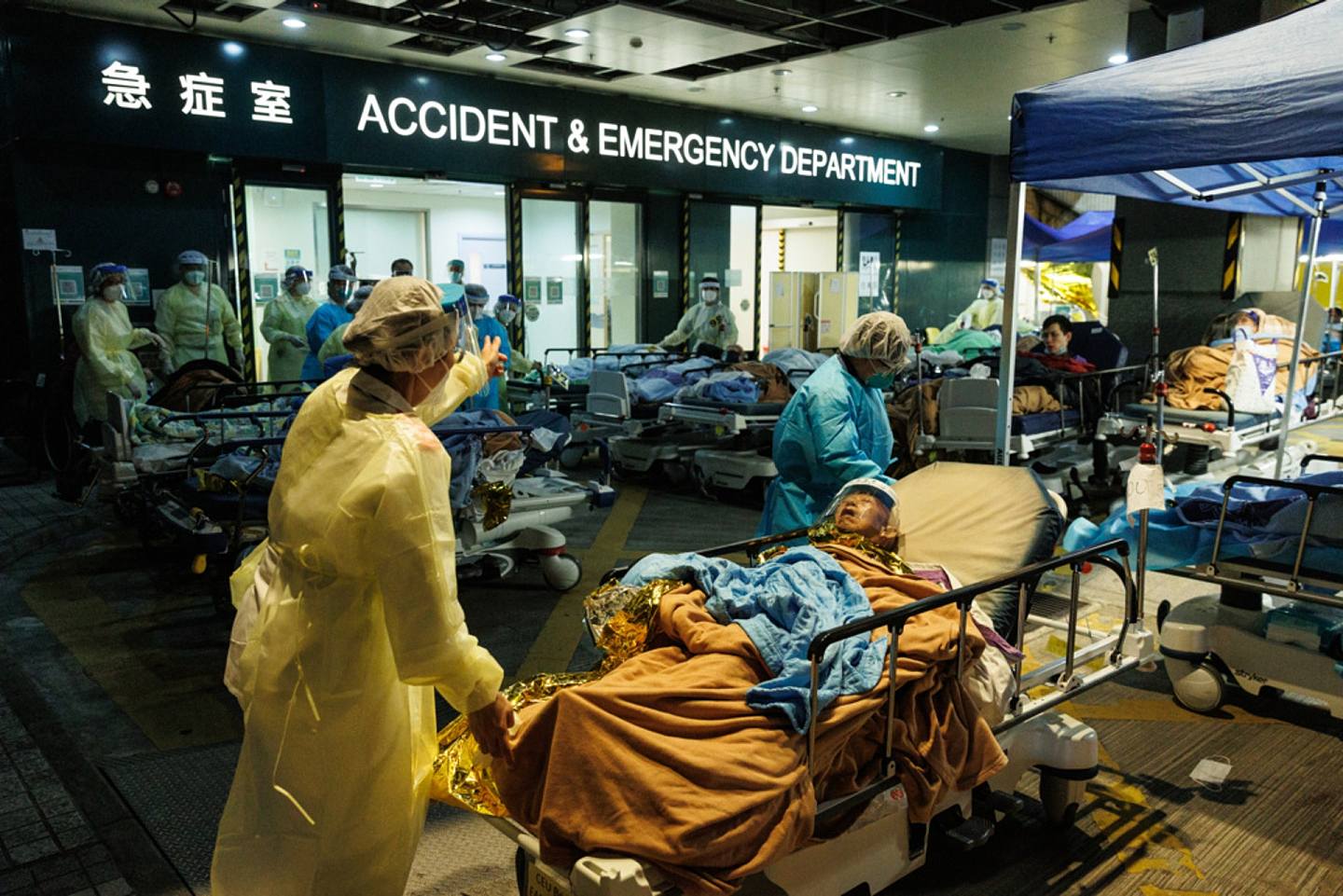 2月17日，明愛醫院爆滿，病人要在戶外等候幾日才能入院。（資料圖片 / 歐嘉樂攝）