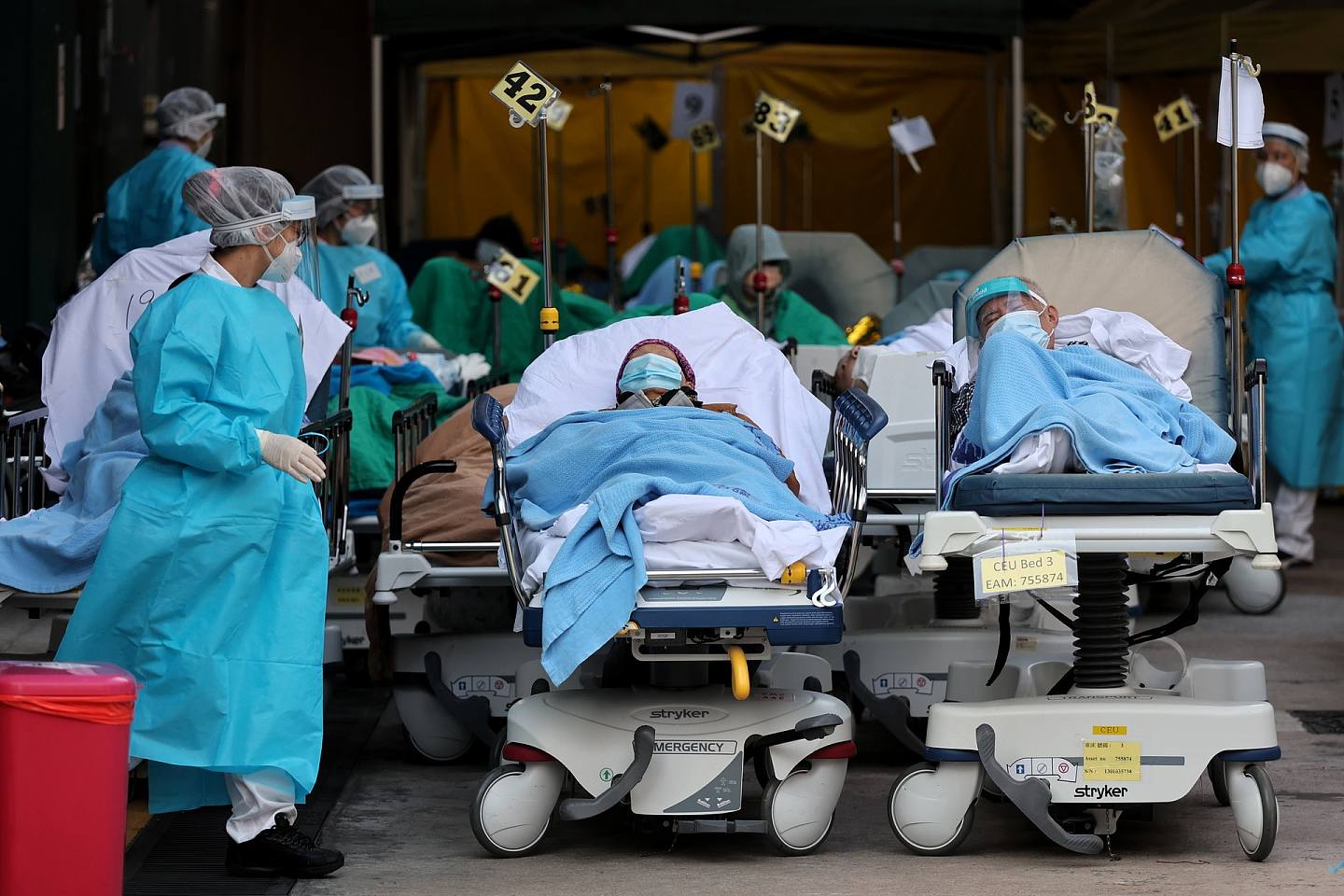 2月16日，明愛醫院爆滿，病人要在戶外等候。（張浩維攝）
