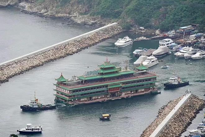 珍宝海鲜舫驶离香港，曾是《食神》《无间道2》等众多港片取景地（组图） - 1