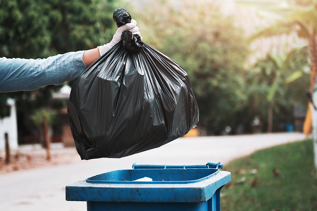 瑞典馬爾默市為了鼓勵垃圾不落地，特別設置了會說「色色話」的垃圾桶，引導民眾正確丟垃圾。（示意圖／達志影像）