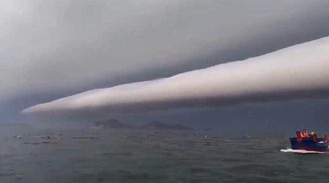 极罕见的滚轴云惊现烟台沿海，宛如巨大金篐棒扫过天空（组图） - 14