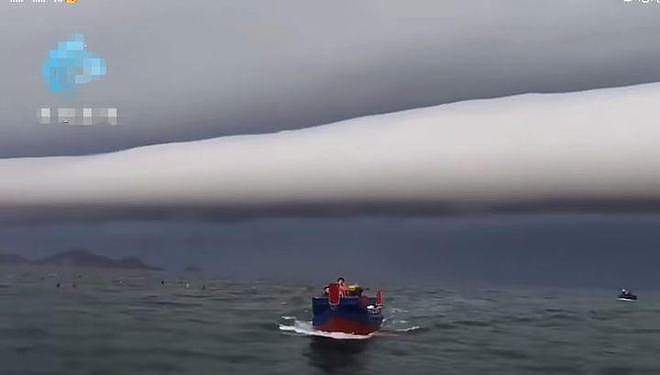 极罕见的滚轴云惊现烟台沿海，宛如巨大金篐棒扫过天空（组图） - 2