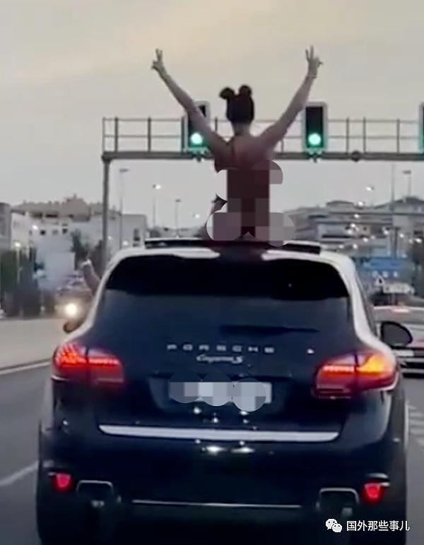 汽车行驶途中，女子光着身子坐车顶跳舞，被人拍下视频（图） - 2