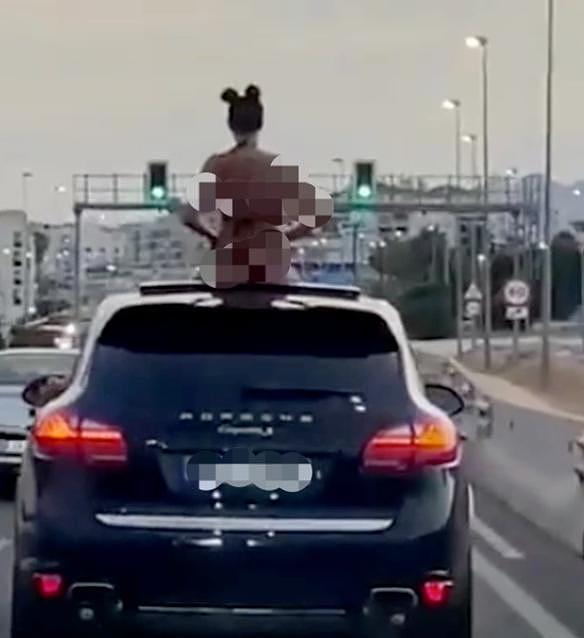 汽车行驶途中，女子光着身子坐车顶跳舞，被人拍下视频（图） - 1