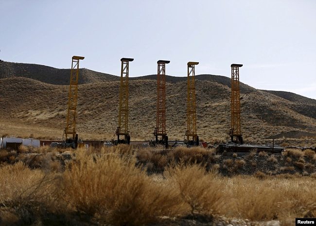 资料照：中国在阿富汗富含稀土和稀有金属的梅斯·艾纳克地区安装的机器设备。（2015年2月14日）