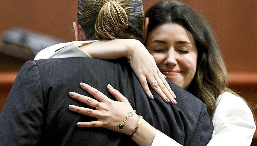 卡蜜儿(左)、强尼戴普的法庭拥抱是经典一幕。 (美联社)
